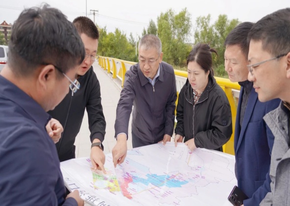 曾宇凡開展河湖長巡河，并調研供熱準備、項目建設